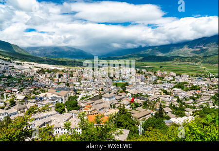 Luftaufnahme von Gjirokastra Stadt in Albanien Stockfoto