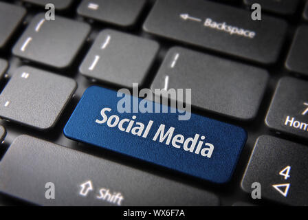 Blaue Taste mit Social-Media-Wörter auf Laptop-Tastatur. Im Preis inbegriffen Clipping-Pfad, so dass Sie leicht bearbeitet werden kann. Stockfoto