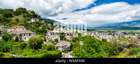 Luftaufnahme von Gjirokastra Stadt in Albanien Stockfoto