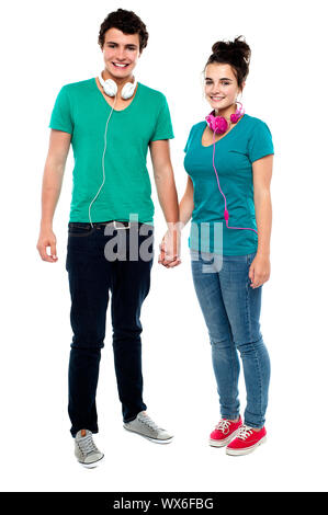 Wir teilen die Liebe zur Musik. In voller Länge Portrait von charmantes Paar Hand in Hand Stockfoto