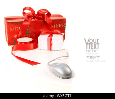 Stillleben mit Computermaus und Weihnachten Geschenke für Online-shopping Stockfoto