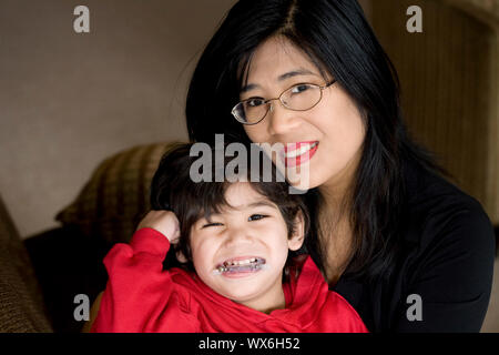 Mutter Holding behinderten Sohn withcerebral Lähmung Stockfoto