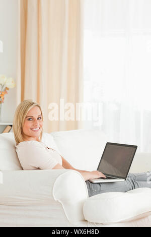 Bildnis einer blonden Frau mit einem notebook Stockfoto