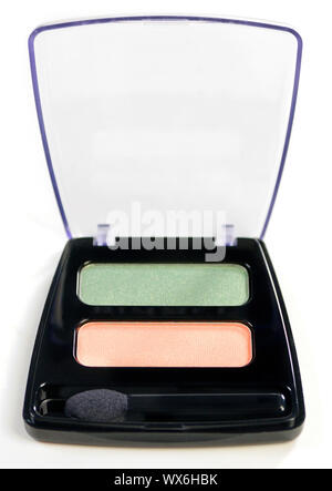 Kosmetische Pulver auf den weißen Hintergrund Stockfoto