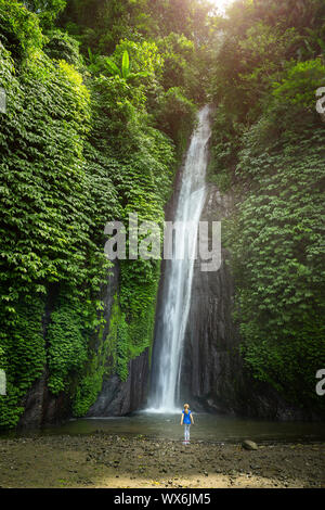 Mädchen beobachten ein Wasserfall in Bali Indonesien Stockfoto