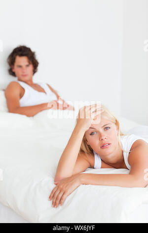 Porträt eines umgekippten Paar nach einem Streit mit der Kamera konzentrieren sich auf die Frau Stockfoto