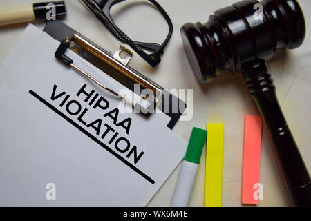 Hipaa-Verletzung text auf Dokument und Hammer isoliert auf Büro Schreibtisch. Stockfoto