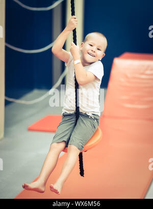 Cute kid Boy am Spielplatz Stockfoto