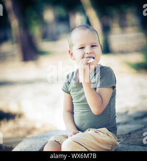 Outdoor Portrait von niedlichen kleinen Jungen Stockfoto