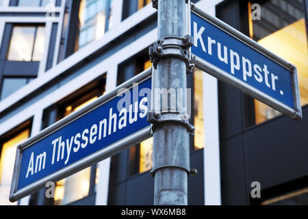 Straßennamenschilder Am Thyssenhaus und Kruppstr., Essen, Ruhrgebiet, Essen, Deutschland, Europa Stockfoto