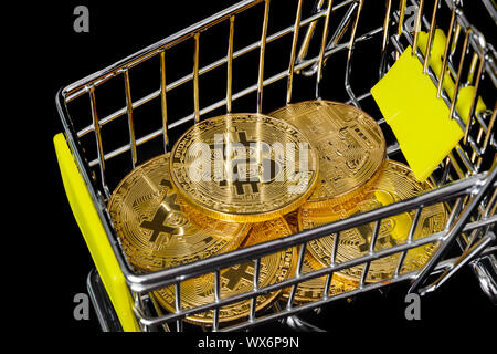 Bitcoins im Warenkorb Stockfoto