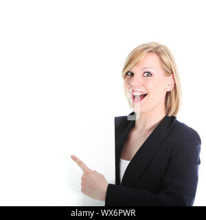 Junge blonde Frau, die auf ein leeres Zeichen mit dem Finger in ihre Werbung oder Text aufgeregt Stockfoto