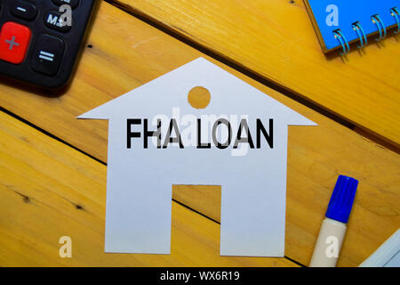 FHA Darlehen Text auf Papier Haus auf Büro Schreibtisch isoliert. Stockfoto