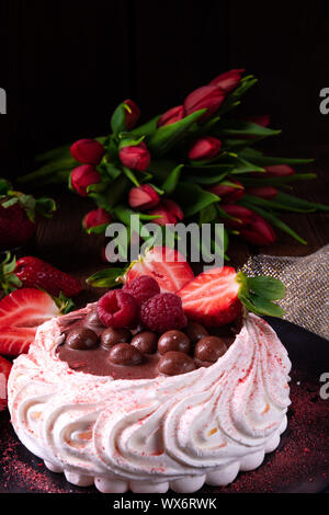 Licht Pavlova mit frischen Früchten und Schokolade Stockfoto