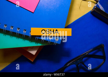 Sicherheit und Gesundheitsschutz am Arbeitsplatz (OSHA) auf Haftnotizen isoliert auf Büro Schreibtisch Hintergrund. Stockfoto