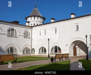 Der Sitzbereich Innenhof im Tobolsker Kreml. Tobolsk. Gebiet Tjumen. Russland Stockfoto