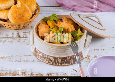 Gefüllte Kohlblätter mit Hackfleisch und Reis im Topf. Stockfoto