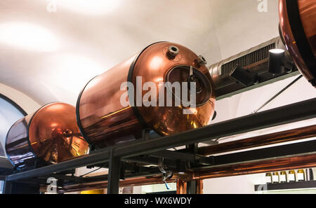 Kupfer befindet sich in einer modernen Brauerei Stockfoto