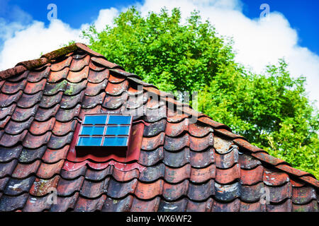 Fenster auf alte Fliesen Dach Stockfoto
