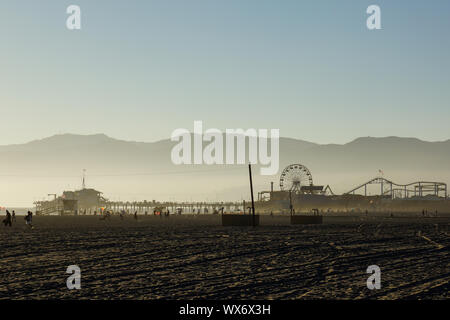 Nebel Blick auf Santa Monica Strand am späten Nachmittag Stockfoto