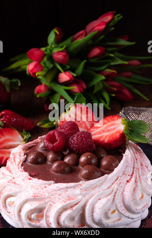 Licht Pavlova mit frischen Früchten und Schokolade Stockfoto