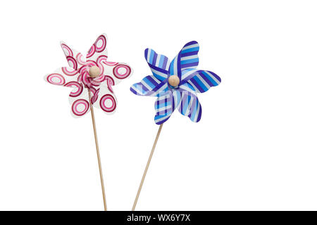 Rosa und blauen Papier Windmühlen auf weißem Hintergrund Stockfoto