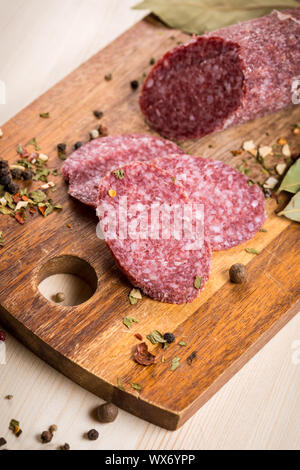 Salami und auf Holz Schneidebrett Stockfoto