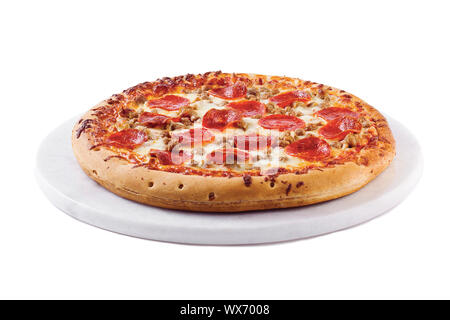 Nahaufnahme einer Pepperoni Pizza auf weißem Hintergrund. Stockfoto