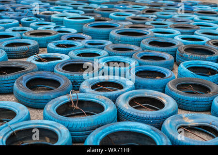 Blau ausgediente Reifen auf dem Boden Stockfoto