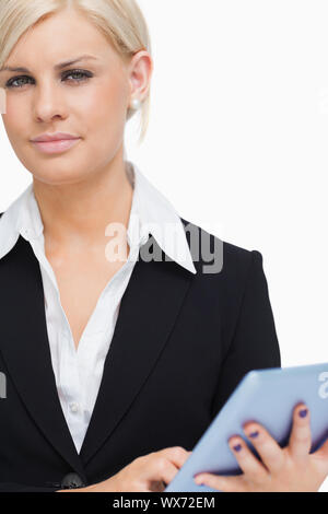 Grüne Augen Geschäftsfrau hält einen taktile Tablet vor weißem Hintergrund Stockfoto
