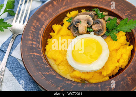 Traditionelle italienische Polenta mit Pilzen. Stockfoto