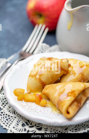 Hausgemachte Pfannkuchen mit Äpfel und Karamellsauce. Stockfoto