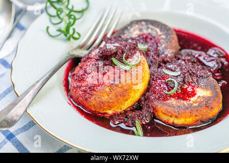 Quark Krapfen mit kirschsauce mit Rosmarin. Stockfoto
