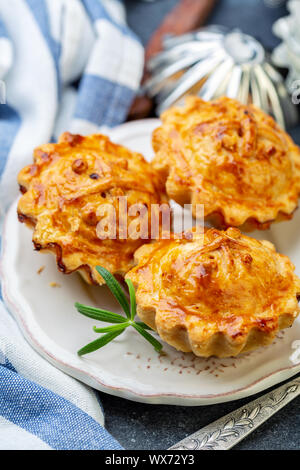 Hausgemachte mini Hackfleisch Kuchen auf den Teller. Stockfoto