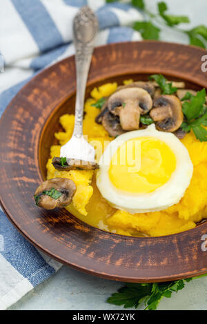 Köstliche Polenta mit Pilzen und Ei. Stockfoto