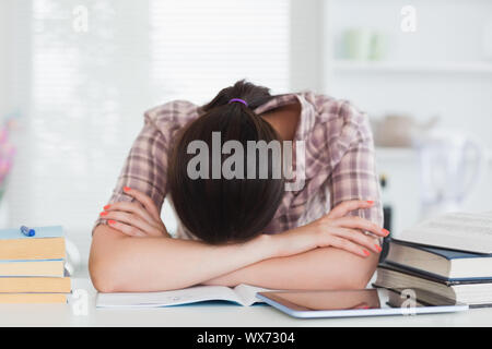 Vorderansicht einer Frau lehnt sich auf dem Tisch im Wohnzimmer Stockfoto