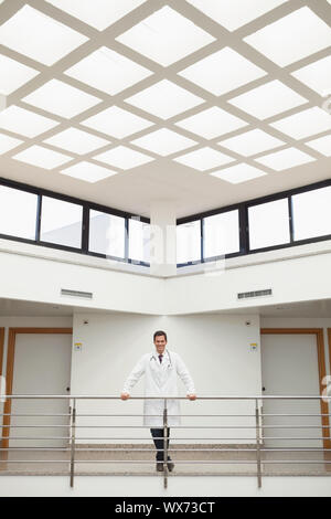 Arzt, stützte sich auf das Treppenhaus im Krankenhausflur Stockfoto
