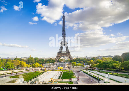 PARIS, Frankreich, 02. Oktober 2018: Eiffelturm, Wahrzeichen von Paris, zwischen Trocadero Platz erobert. Stockfoto