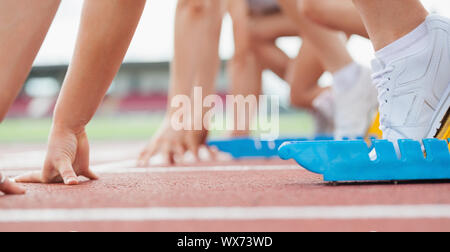 Läufer hinter der Startlinie in Startlöchern startbereit warten Stockfoto