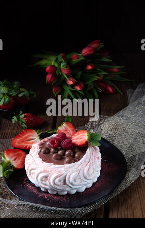 Licht Pavlova mit frischen Früchten und Schokolade Stockfoto