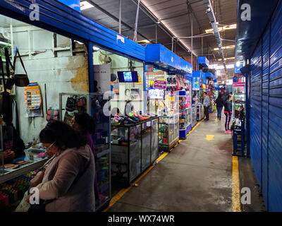 Caqueta Schuhmarkt in Lima Peru, auch Obst- und Fleischmarkt Stockfoto