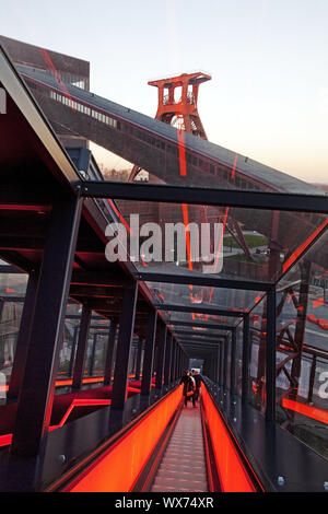 Beleuchtete Gangway von Zollverein Schacht XII, Essen, Ruhrgebiet, Essen, Deutschland, Europa Stockfoto