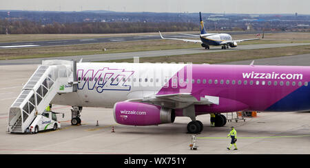 Flugzeug in Parkposition, ein Flugzeug auf der Landebahn, Dortmund Flughafen 21, Dortmund, Deutschland, Europa Stockfoto