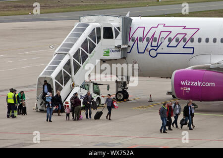 Flugzeug in Parkposition, Passagiere verlassen, Dortmund Flughafen 21, Dortmund, Deutschland, Europa Stockfoto