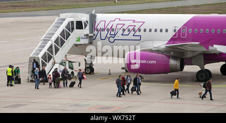 Flugzeug in Parkposition, Passagiere verlassen, Dortmund Flughafen 21, Dortmund, Deutschland, Europa Stockfoto