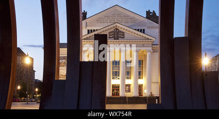 Blick durch die Skulptur 5 Bögen x 5 bis Duisburg Theater am Abend, Duisburg, Deutschland, Europa Stockfoto