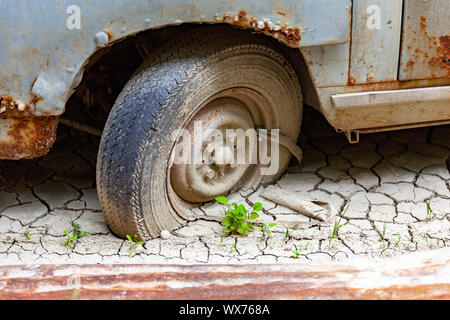 Altes Auto im Schlamm Stockfoto