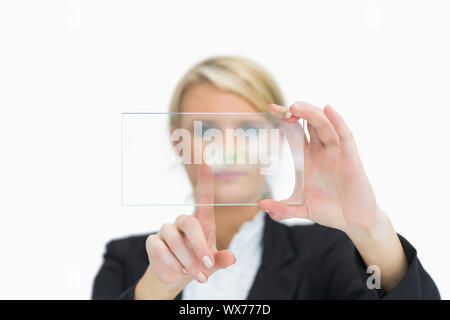 Blonde Unternehmerin Glasscheibe berühren Stockfoto