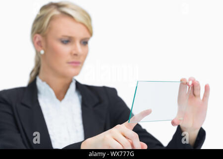 Blonde Unternehmerin berühren einer Glasscheibe Stockfoto