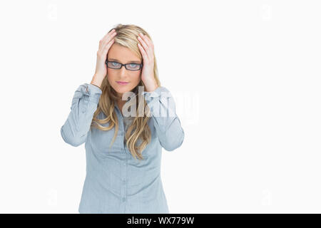 Unruhigen Blondine mit Brille Stockfoto